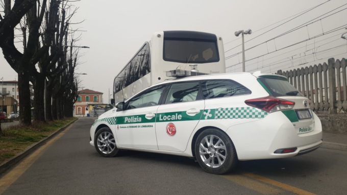 “Scuolabus” senza assicurazione: maxi multa a Romano