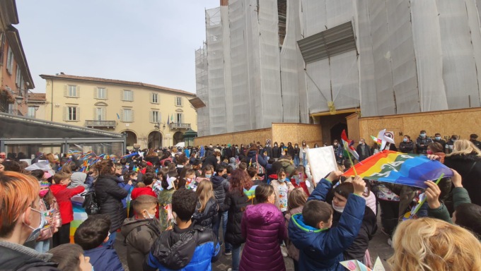 Treviglio, quattromila studenti in piazza contro la guerra: il video