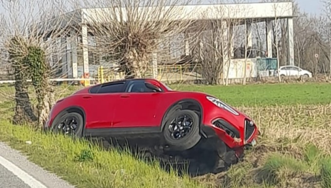 Schianto a Basella, auto finisce nel fosso