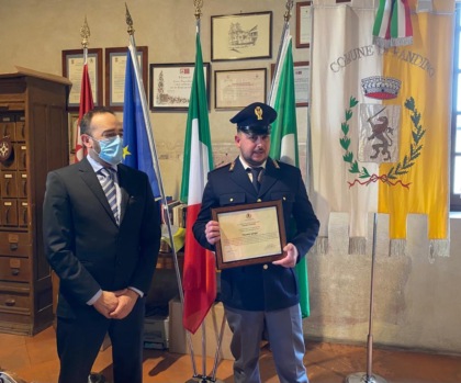Ha salvato i residenti dalla palazzina in fiamme, encomio solenne per l’agente scelto Vincenzo Giorgio