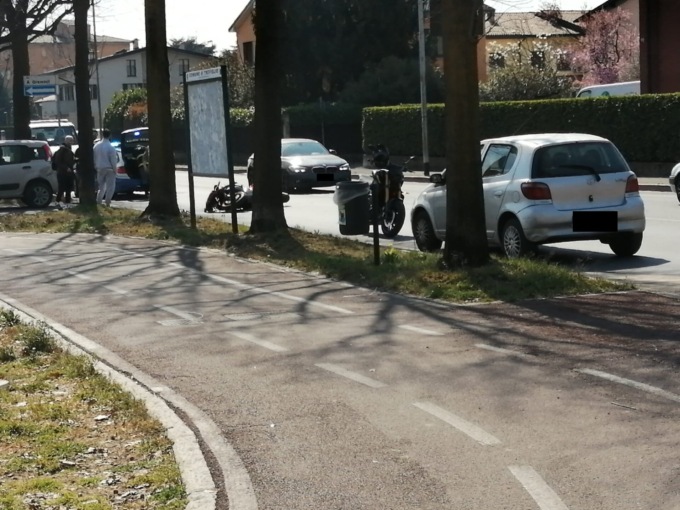 Auto contro moto in via Gramsci, soccorso un 52enne