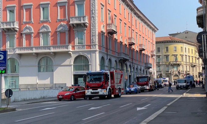 Rogo al Mercure Hotel in pieno centro a Bergamo: clienti evacuati, riaperta la strada