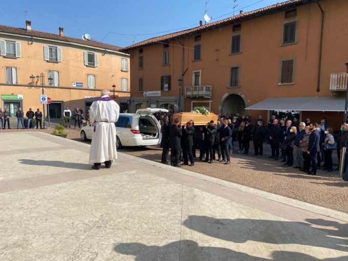 Addio a Stefano: oggi i funerali del “gigante buono” che vigilava sui locali della Bassa