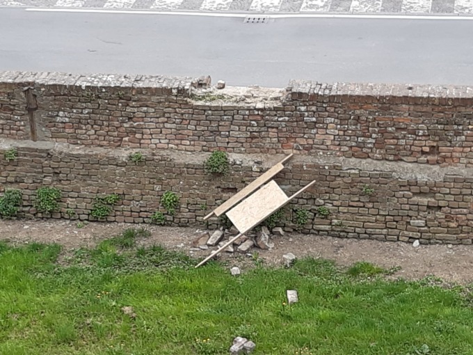 Ragazzini danneggiano la cinta del castello trecentesco e se la ridono