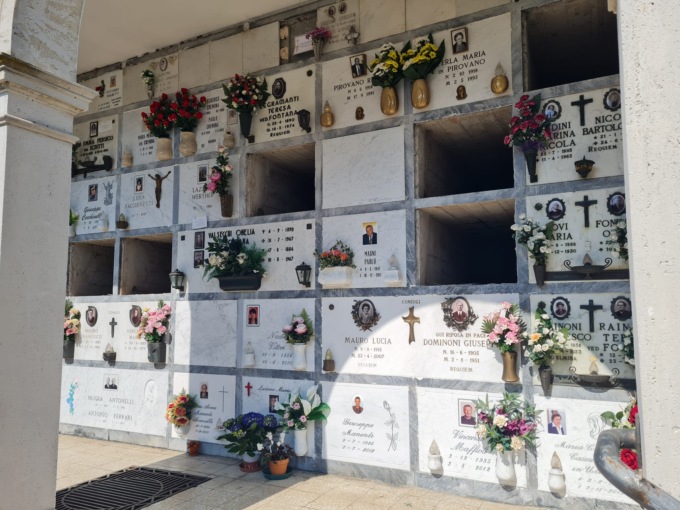 Colombari aperti al cimitero di Vailate