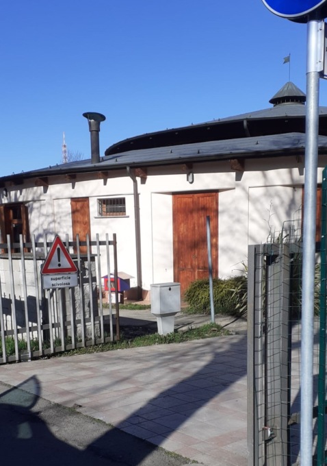 Vailate, al centro civico via le piastrelle scivolose