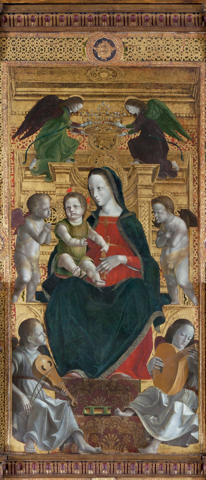 la Vergine in trono col Bambino tra angeli musicanti e due cherubini che la incoronano