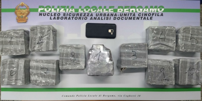 La Polizia locale sequestra oltre sei chili di hashish: arrestati pusher e corriere