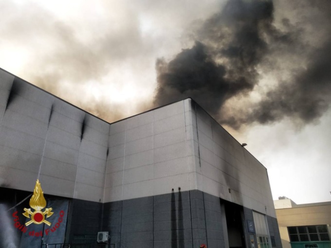 Incendio in un’azienda di Treviolo, ustionato in codice giallo