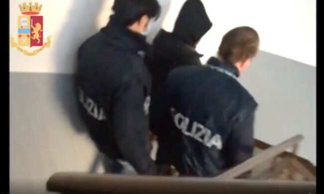 Gli entrano i ladri in casa, 85enne spara e ne ferisce uno