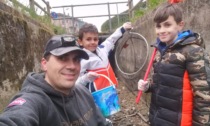 Padre e figli salvano 500 pesci dalla roggia in secca