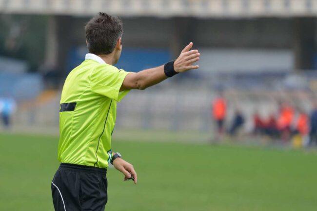 Palosco: aggredisce l’arbitro 22enne dopo l’espulsione di suo figlio, la Questura emana il Daspo nei suoi confronti