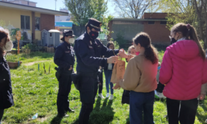 Carabinieri e studenti insieme per piantare “un albero per il futuro”