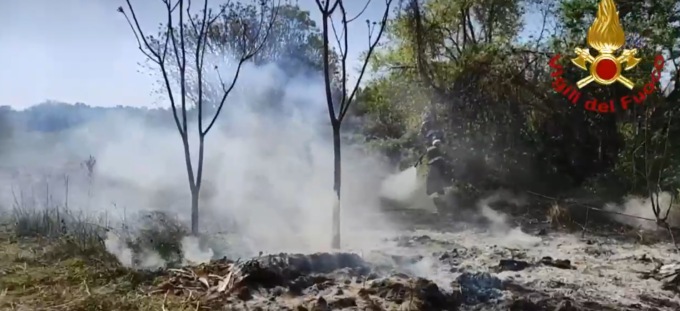 Vento e siccità: in fiamme un terreno a Urgnano, paura per il Parco del Serio