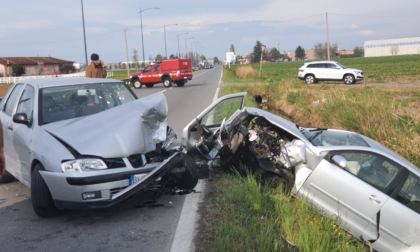 Schianto tra auto in via Brignano, gravemente ferita una donna