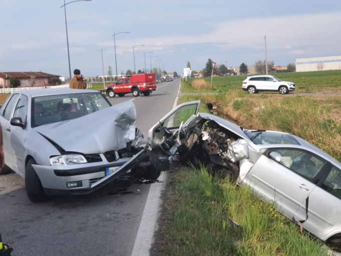 Schianto tra auto in via Brignano, gravemente ferita una donna