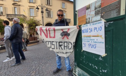 No autostrada, nuova manifestazione in piazza (ma senza megafono, vietato)