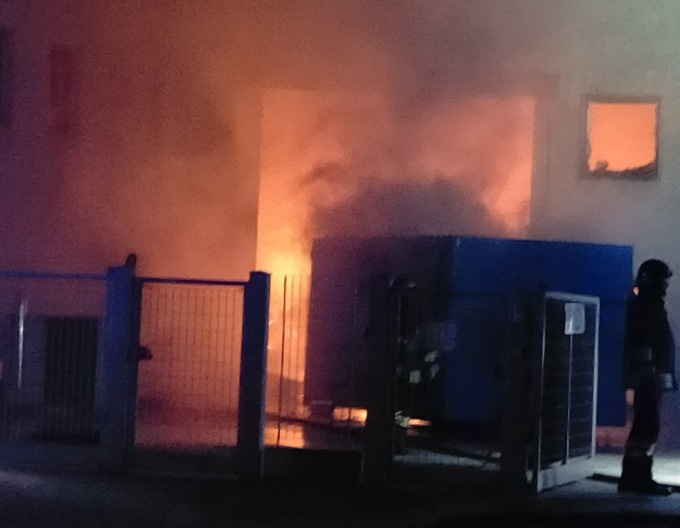 Enorme incendio ad Agnadello: brucia una fabbrica di giocattoli