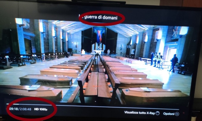 In un film sull’invasione aliena un fotogramma delle bare dei morti per Covid di Seriate