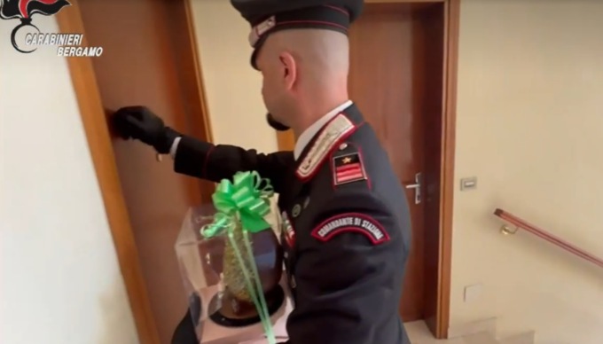 “Buongiorno, signora, siamo i carabinieri. Quelli veri, stavolta”: gli auguri dell’Arma all’anziana che aveva sventato una truffa