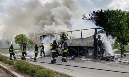 Autobus in fiamme, in salvo l'autista e gli studenti a bordo