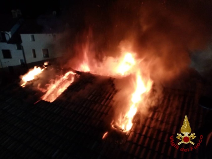 Fiamme a Palosco, due appartamenti inagibili