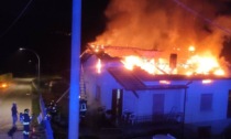 Casa in fiamme la notte di Pasqua: due anziani salvi grazie ai vicini di casa