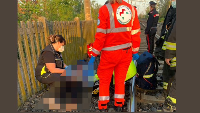 Travolto dal treno mentre cammina sui binari:  ragazzo muore in stazione a Cassano