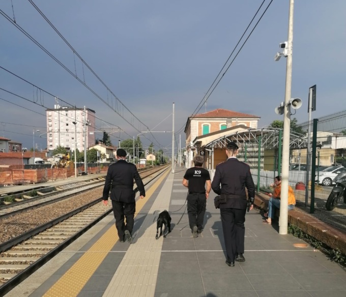 Droga in stazione, denunciato 24enne irregolare