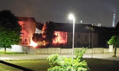 Incendio nei pressi della casa parrocchiale, fiamme alte anche tre metri