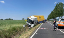 Fuori strada con il camion lungo la Bergamina, autista trasferito a Pavia in elisoccorso