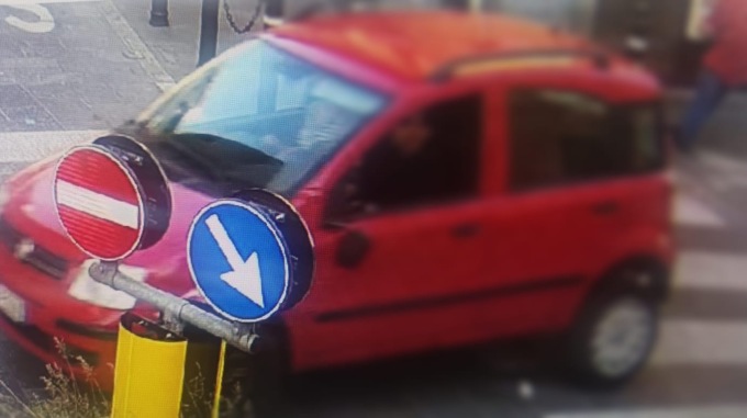 Senza patente investe un motociclista e scappa