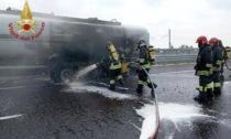 Autocisterna di benzina prende fuoco, paura su Brebemi