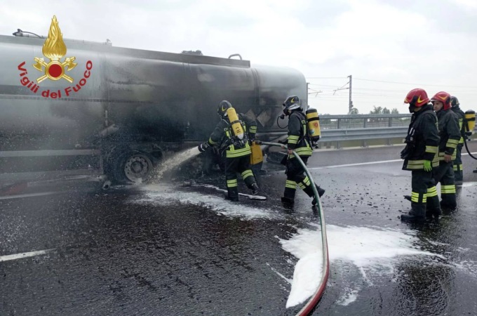 Autocisterna di benzina prende fuoco, paura su Brebemi