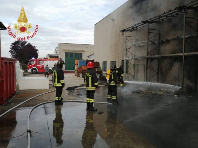 In fiamme un deposito all’aperto, intervengono i Vigili del Fuoco
