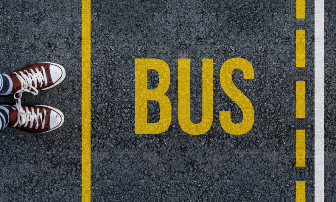 Tentava di adescare minorenni alla fermata del bus, denunciato 25enne