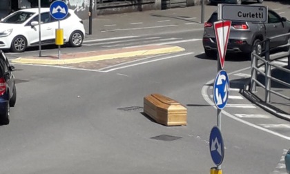 Treviglio, in viale Piave spunta una bara per strada: ecco cos'è successo