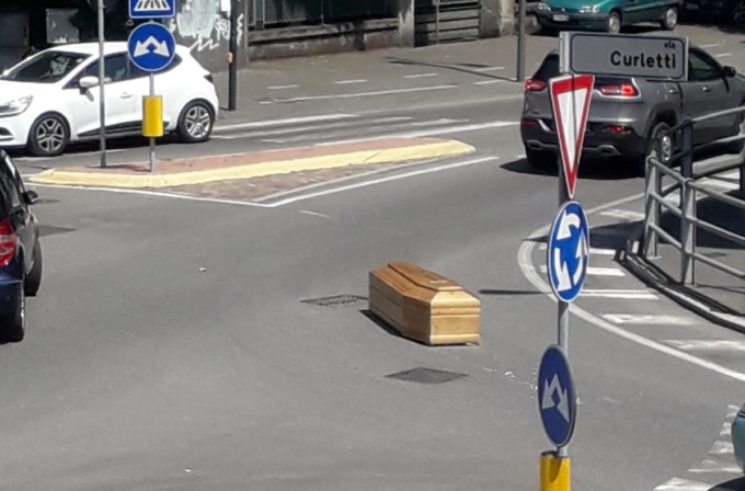 Treviglio, in viale Piave spunta una bara per strada: ecco cos’è successo