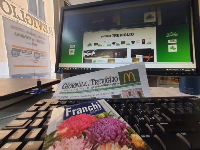 Il giornale è in edicola: le nostre prime pagine, e la bustina di fiori