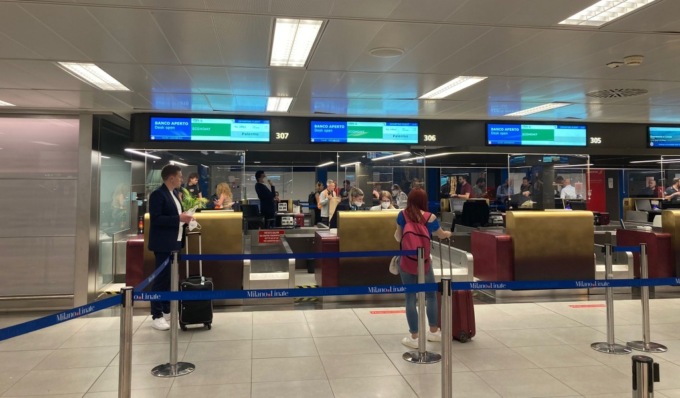Linate, aereo risucchia uno stormo di uccelli e il motore prende fuoco