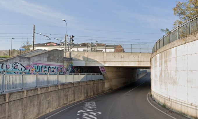 Dramma a Treviglio, ragazzina si lancia dal cavalcavia di via Pasteur