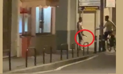 Denunciato l'operaio sorpreso per strada a petto nudo con un coltellaccio in mano