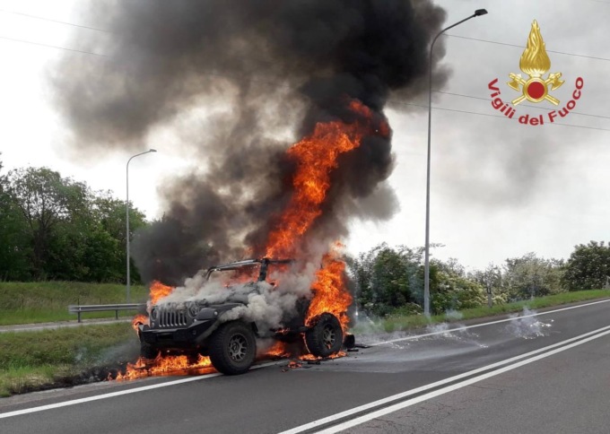 Auto in fiamme, paura a Curno
