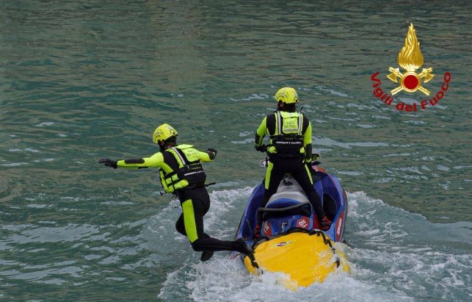 Precipita dal ponte e finisce nell’Oglio