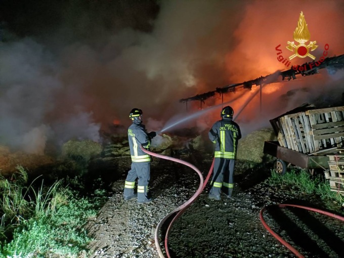 Enorme incendio in cascina, in fumo 80 tonnellate di fieno