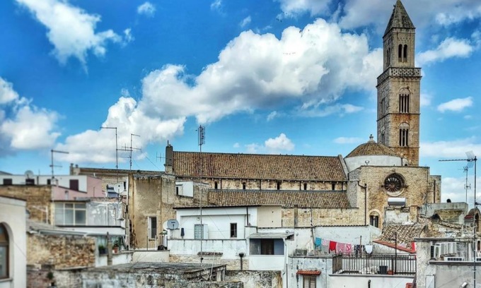 Bergamasca di 78 anni trovata morta in Puglia, forse caduta dalle scale
