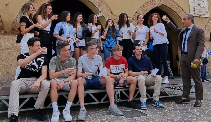 Brindisi in piazza con i neomaggiorenni