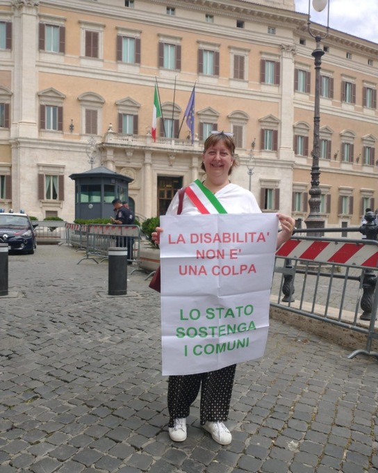 Sostegno ai disabili, la vicesindaca protesta in piazza di Monte Citorio