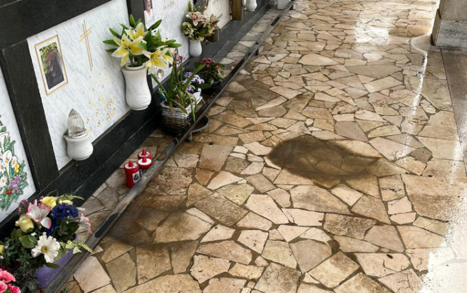 Fiori e lumini a terra, da luglio verranno buttati via