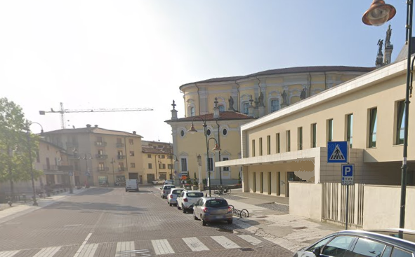 Anziano preso  a bottigliate al bancomat